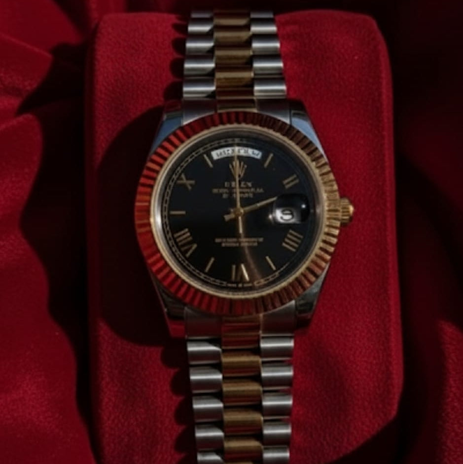Elegance Redefined: Classic Men's Stainless Steel Watch with Date Function"